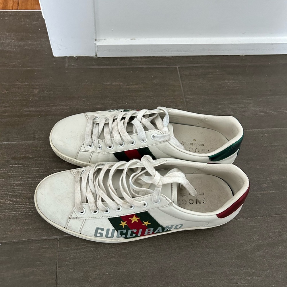Gucci White Leather Low-Top Sneakers with Red & Green Web Trim